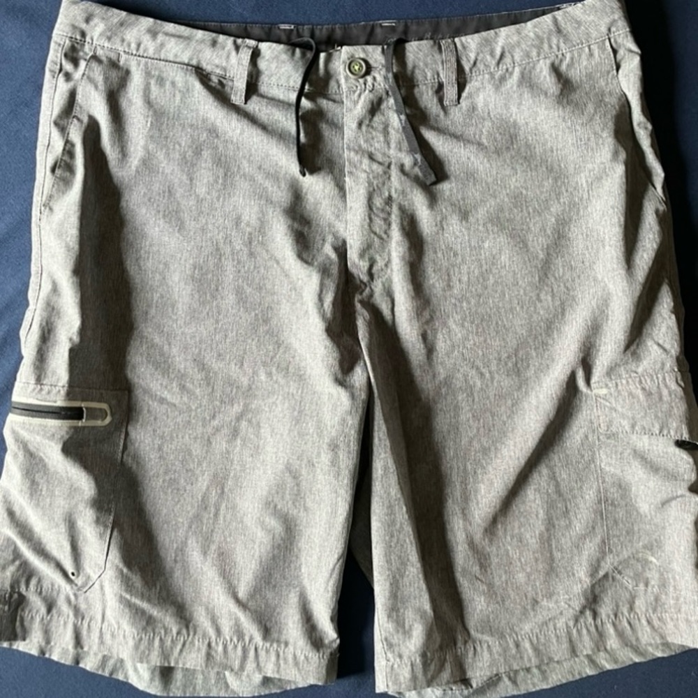 Tommy Bahama Island Active Performance Cargo Shorts - Picture 13 of 14